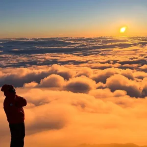 Vista panorâmica das montanhas e nuvens ao nascer do sol no Pico do Arieiro em formato privado